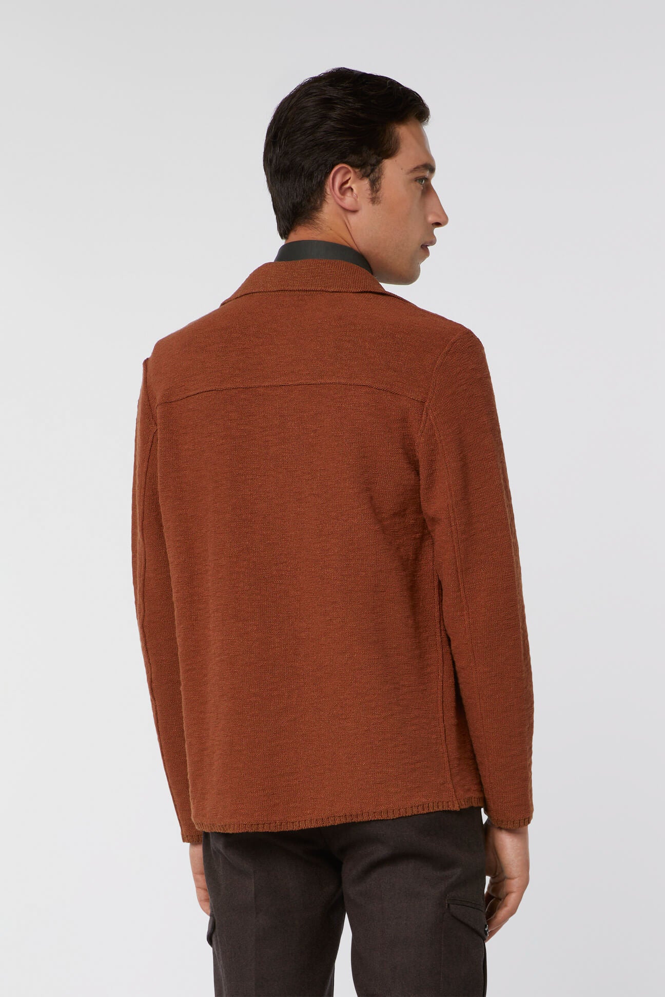 Dettaglio di schiena di giacca in maglia full medium brown 